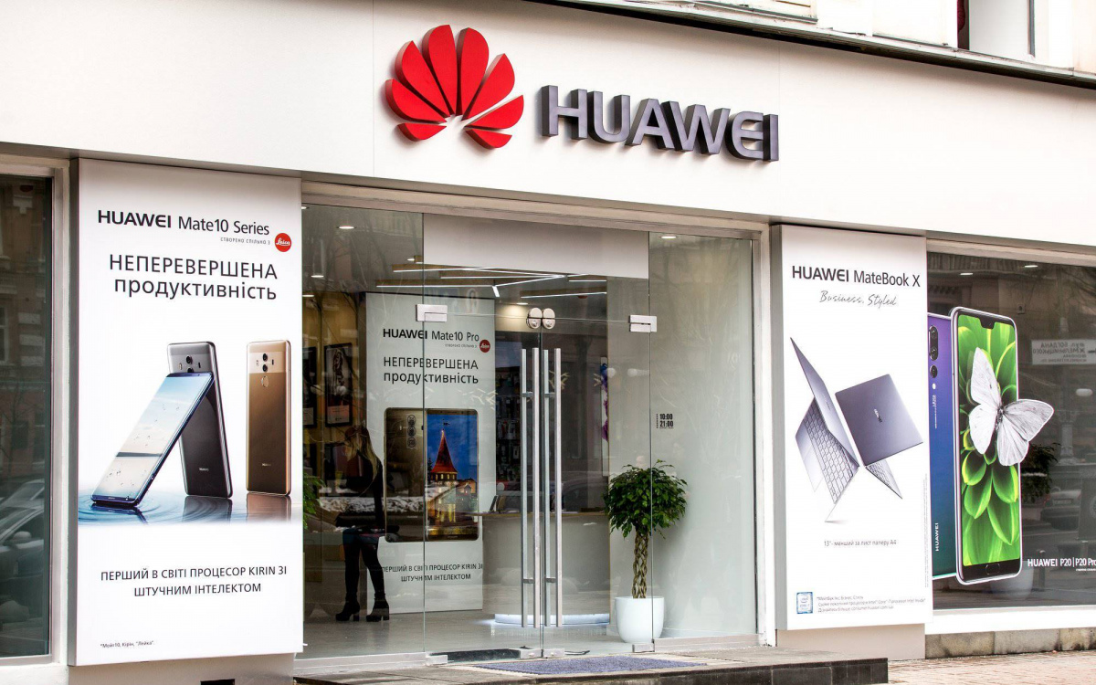 Купить huawei в магазине. Huawei магазин. Фирменный магазин Huawei. Huawei магазин в Москве.