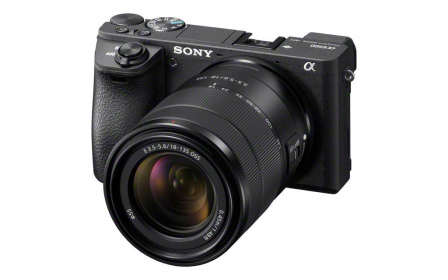 Беззеркальная камера Sony α6500 с зум-объективом E 18-135mm поступает в продажу в Украине