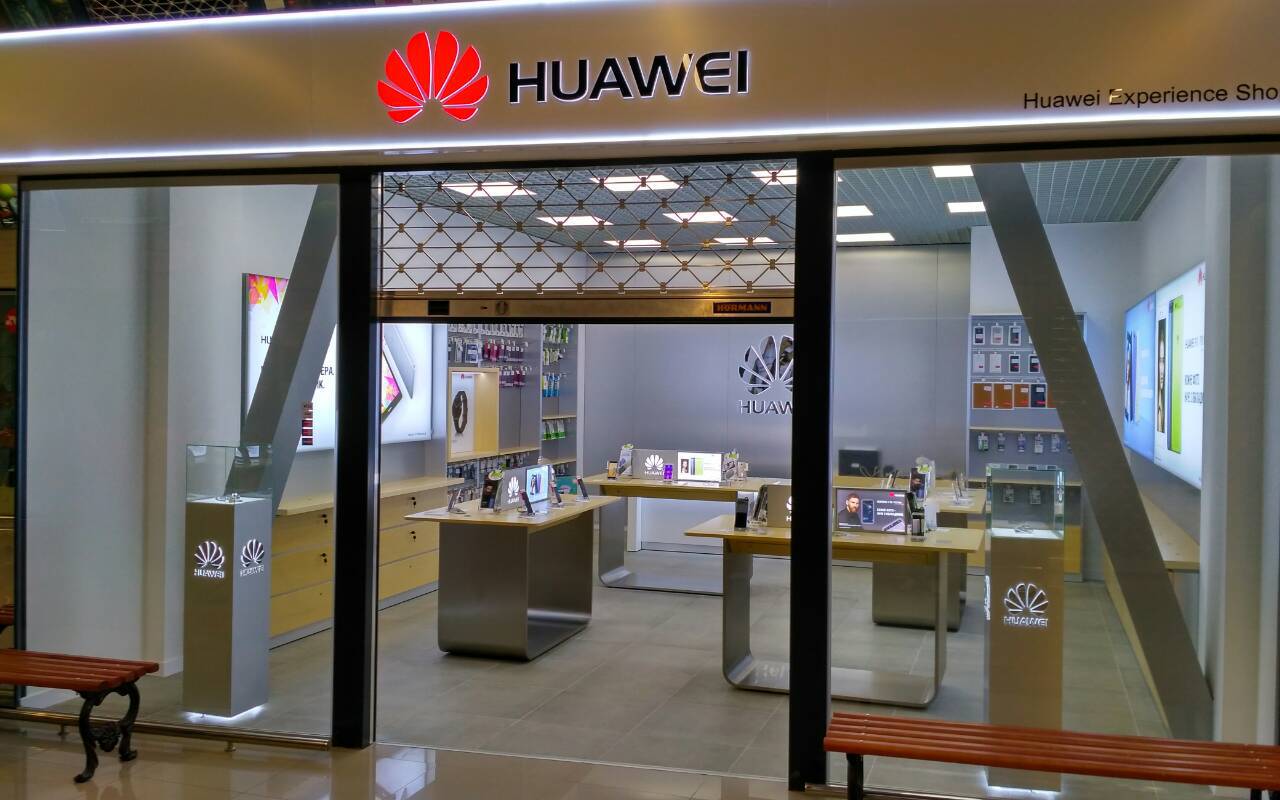 Купить huawei в магазине. Магазин Хуавей. Фирменный магазин Huawei. Салон Хуавей.